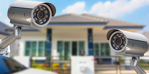 Câmeras de segurança permitindo que profissionais visualizem o que está acontecendo em frente a uma casa